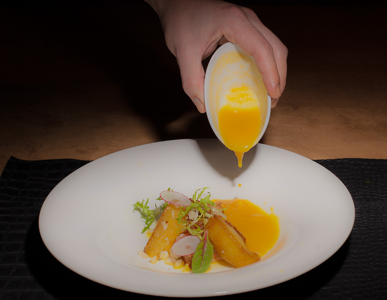 soupa-kolokythas-me-panseta-mila-kai-trimmeno-amygdalo_1_edited